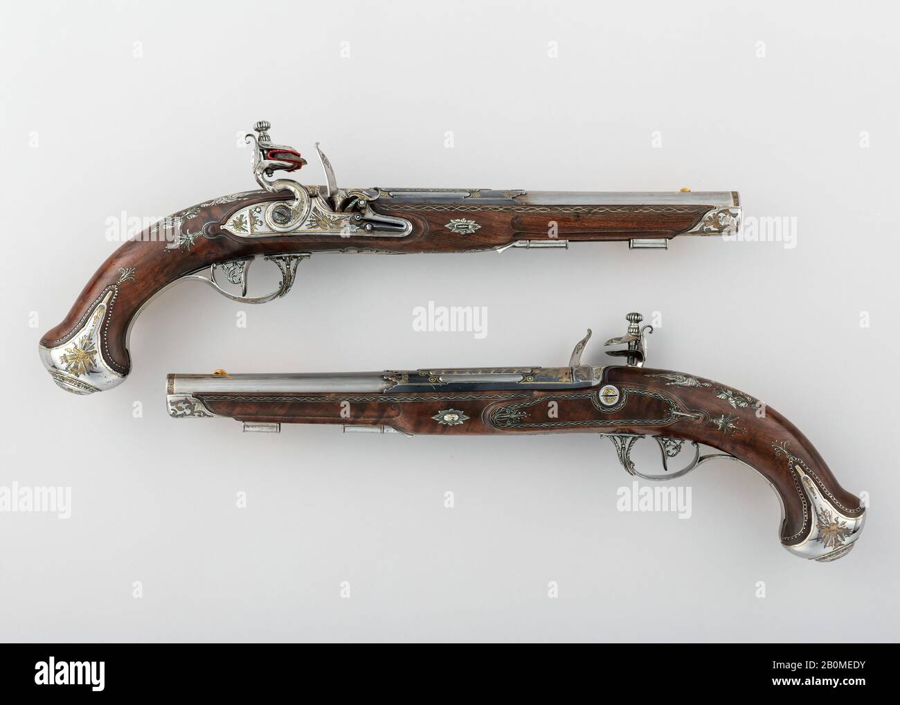 Tula Arms Factory, Coppia Di Pistole Flintlock Realizzate Per Il Granduca Costantino Pavlovich Di Russia (1779–1831), Russo, Tula, Tula Arms Factory (Russo, Tula, 1712–Presente), Ca. 1801, Tula, Russo, Tula, acciaio, argento, oro, legno, L. di ogni pistola 15 ¼ in. (38,8 cm); L. di ogni barile 9 3/16 in. (23,3 cm); cal. Di ogni barile 9/16 poll. (15 mm); Peso della pistola (a) 1 lb. 13 once (821 g); Peso della pistola (b) 1 lb. 14 once (845 G), Pistole-Flintlock Foto Stock