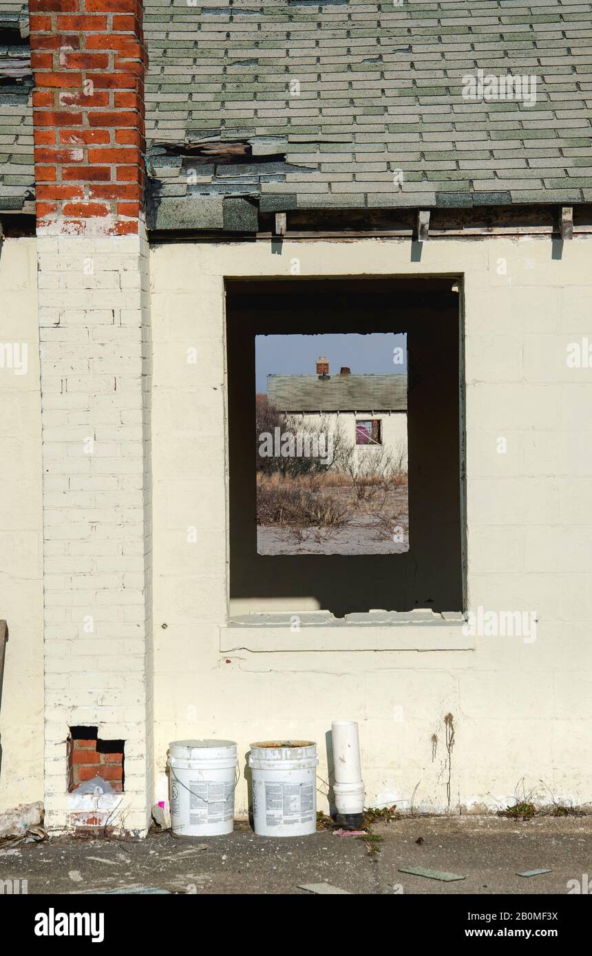 Fort Tilden è un'ex installazione dell'esercito degli Stati Uniti sulla costa di Queens, New York City. Molte delle strutture a lato della spiaggia sono abbandonate. Foto Stock