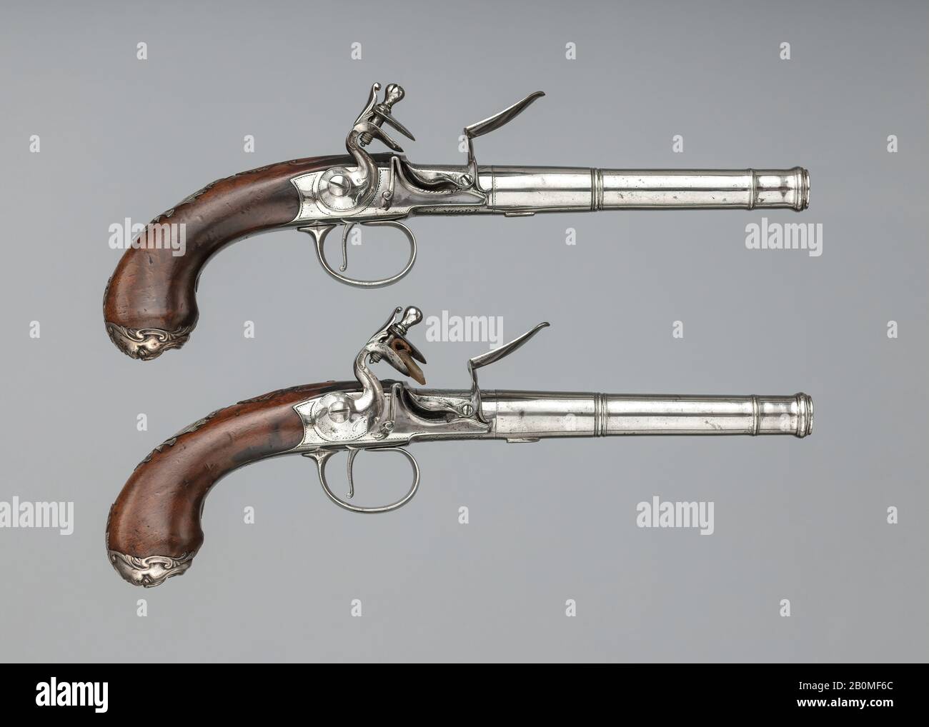 Daniel Moore, Coppia Di Pistole Di Spegnimento Flintlock, British, London, Ca. 1760–80, Londra, British, Londra, acciaio, legno (noce), argento, 32,75.136; L. 11 3/4 in. (29,9 cm); L. di barile L. 6 13/16 in. (17,3 cm); Cal. 0,59 poll. (15 mm); Peso 1 lb. 3 once (538,6 g); 32,75,137; L. 11 3/4 in. (29,9 cm); L. di barile 6 7/8 in. 17,5 cm; cal. 0,59 poll. (15 mm); Peso 1 lb. 3 once (538,6 G), Firearms-Pistols-Flintlock Foto Stock