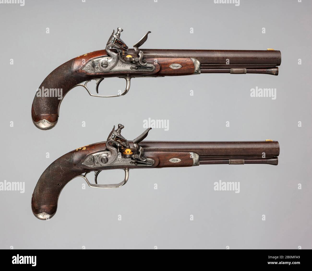 DURS Egg, Coppia di Pistole Flintlock del Principe di Galles, successivamente George IV (1762–1830), British, London, hallmarked per 1793–94, London, British, London, Steel, wood (noce, palissandro), silver, gold, horn, lead, 35.81.1: L. 14 in. (35,6 cm); L. del cilindro 8 7/8 in. (22,5 cm); cal. 0,62 poll. (15,7 mm); Peso 2 libbre 1,5 once (949,7 g); 35.81,2: L. 14" (35,6 cm); L. del cilindro 8 7/8 in. (22,5 cm); cal. 0,64 poll. (16,2 mm); Peso 2 libbre 949,7 g, Firearms-Pistols-Flintlock Foto Stock
