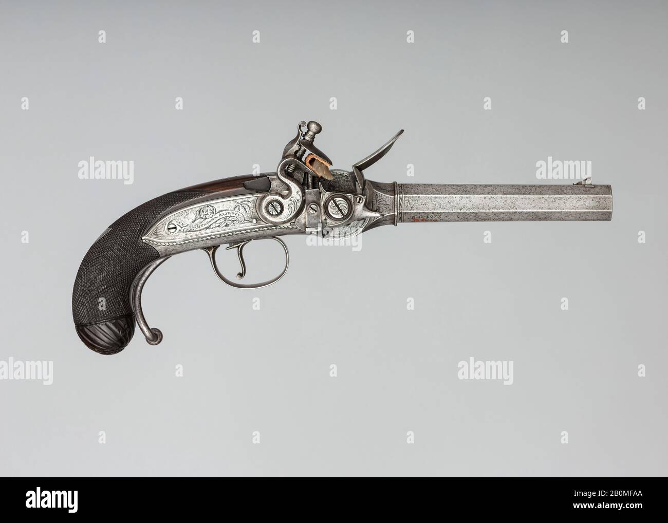 Harvey Walklate Mortimer, Flintlock Che Ripete Pistol Con Lorenzoni Action, Con Le Creste Del Vice Ammiraglio Horatio Nelson (1758–1805), Con Case E Accessori, British, London, Ca. 1798–99, Londra, British, Londra, Pistol: Acciaio, legno (noce), argento; cilindro di riserva: Acciaio; stampo a proiettile: Acciaio; punzone; acciaio; chiave: Acciaio; cassa: Legno (mogano), ottone, tessile, carta, Pistol (a): L. 14 1/2 in. (36,8 cm); L. del cilindro da 6" (15,2 cm); Cal. 0,55 poll. (14 mm); Peso 3 libbre 15 once (1786 g); camera di riserva (b): L. 6 1/8 in. (15,6 cm); Peso 14,4 once (408,2 g); stampo ad alta velocità (c): L. 5 3/8 in. (13.7 Foto Stock