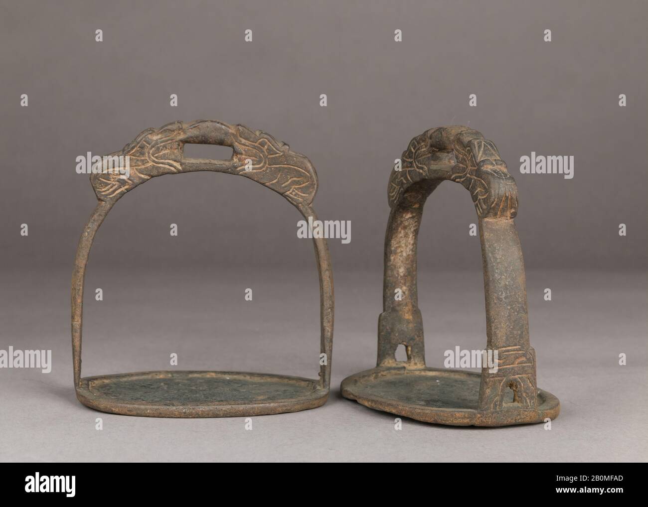Coppia Di Staffe, coreano o cinese, probabilmente 19th secolo, coreano o cinese, bronzo, Stirrup (a); H. 5 3/4 in. (14,6 cm); W. 5 1/8 in. (13 cm); D. 3 3/4 in. (9,5 cm); Peso 26,1 oz. (739,9 g); staffa (b); H. 5 1/2 in. (14 cm); W. 5 1/4 in. (13,3 cm); D. 3 3/4 in. (9,5 cm); Peso 26,3 once (745,6 G), Staffe Per Attrezzature Equestri Foto Stock