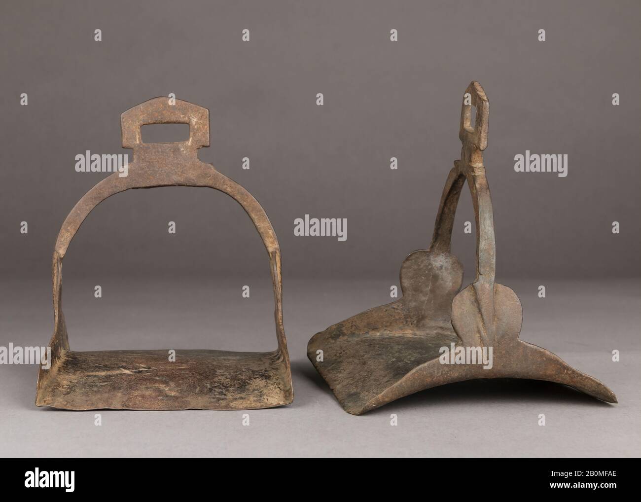 Due Staffe, siriana o armena, 19th secolo, siriana o armena, ferro, Stirrup (a); H. (17,1 cm); W. 5 3/4 in. (14,6 cm); D. 6 1/2 in. (16,5 cm); Peso 1 lb. 2,5 once (524,5 g); staffa (b); H. 7" (17,8 cm); W. 5 1/2 in. (14 cm); D. 6" (15,2 cm); Peso 1 lb. 2,2 once (516 G), Staffe Per Attrezzature Equestri Foto Stock