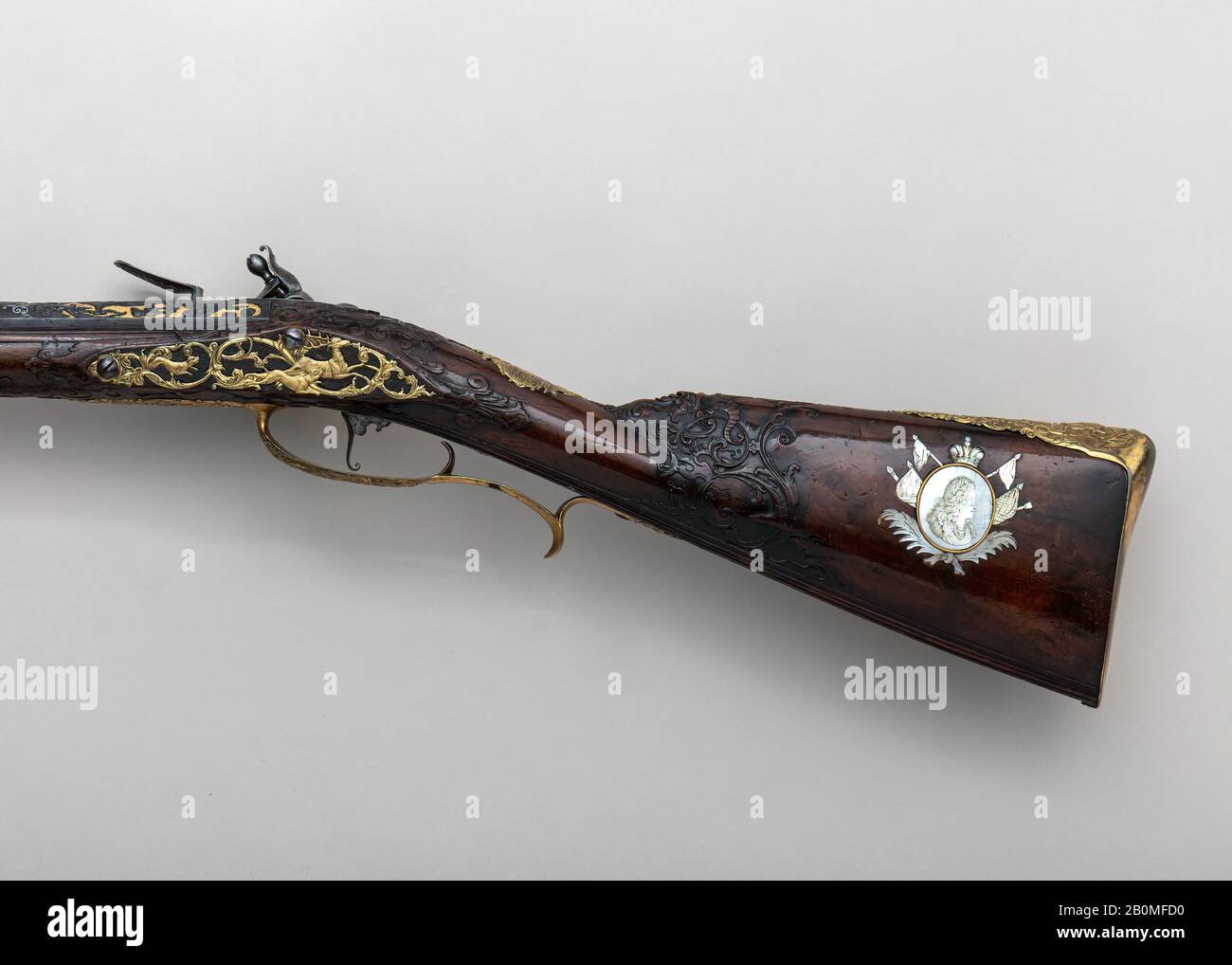 Johann Sebastian Hauschka, Flintlock Gun Dell'Imperatore Carlo Vi (1685–1740), Tedesco, Wolfenbüttel, Ca. 1730, Wolfenbüttel, Tedesco, Wolfenbüttel, acciaio, legno (noce), ottone, madreperla, vernice, L. 55 3/4 in. (141,6 cm); L. di barile 40 7/16 in. (102,7 cm); Cal. 0,58 poll. (14,7 mm); Peso 6 libbre 13 once (3090,1 G), Firearms-Pistols-Flintlock Foto Stock