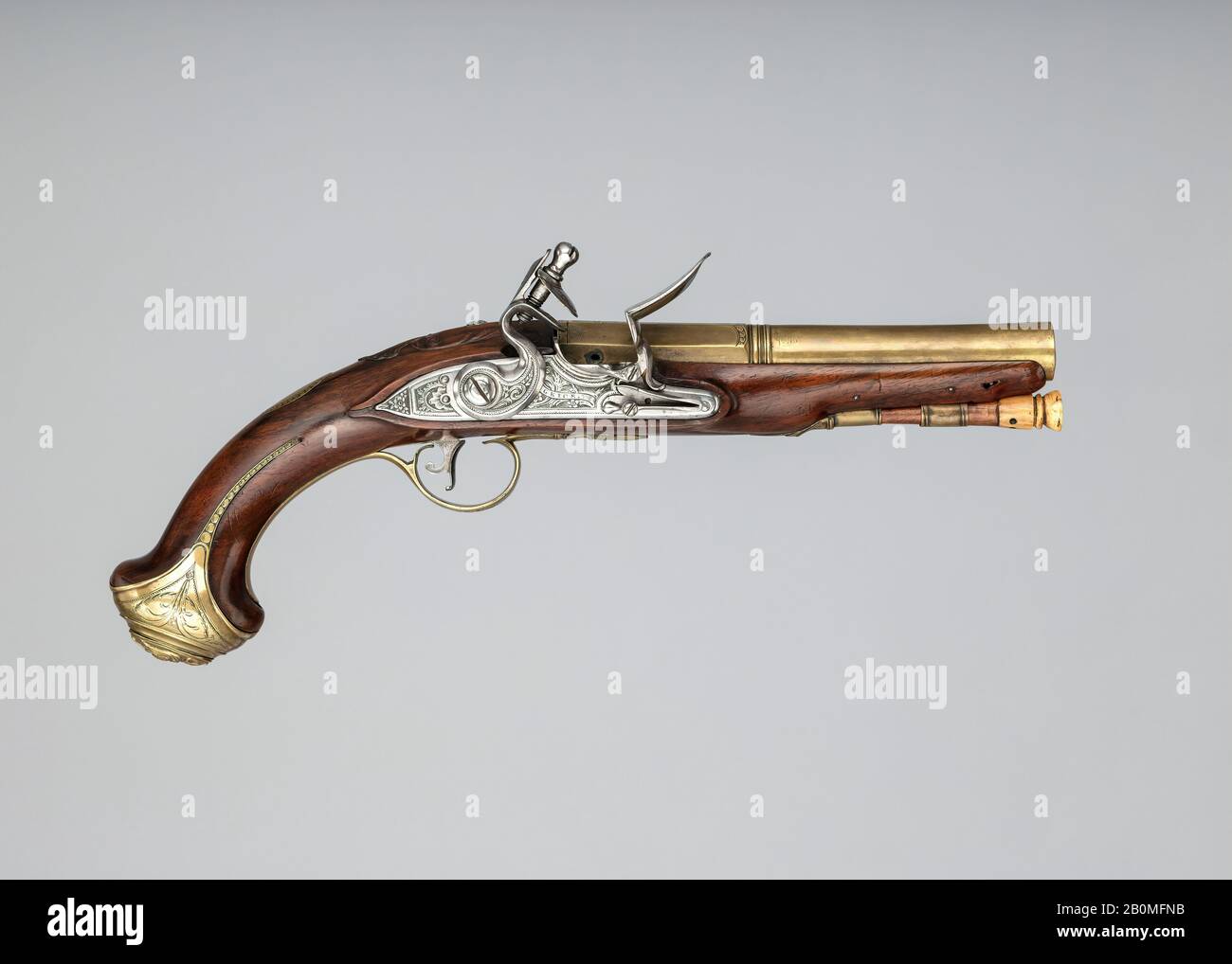 Probabilmente James Grice, Flintlock Pistol, British, London O Birmingham, Ca. 1770, Londra; Birmingham, British, Londra o Birmingham, acciaio, legno (noce), ottone, corno, L. 11 5/8 in. (29,5 cm); L. di barile 6 1/2 in. (16,5 cm); Cal. 0,56 poll. (14,1 mm); Peso 1 lb. 5 once (595,3 G), Firearms-Pistols-Flintlock Foto Stock