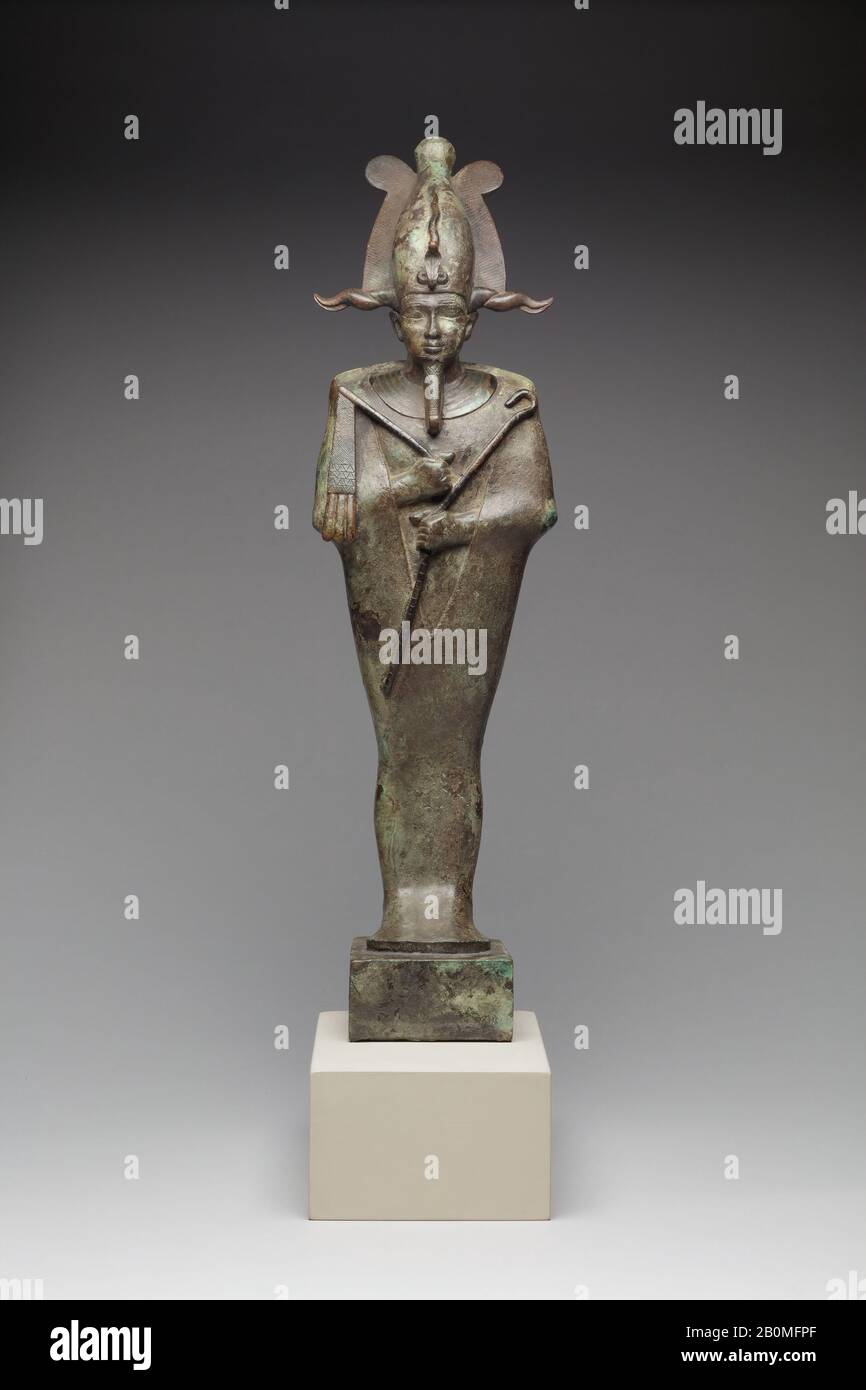 Statuette di Osiride, Periodo tardo, Dinastia 26–30, 664–332 a.C., Dall'Egitto, bronzo piombato, H. 45,7 × W. 13 × D. 10 cm, 9,2 kg (18 × 5 1/8 × 3 15/16 in., 20,2 lb.); base: 8 × 8,5 cm (3 1/8 × 3 3/8 in Foto Stock