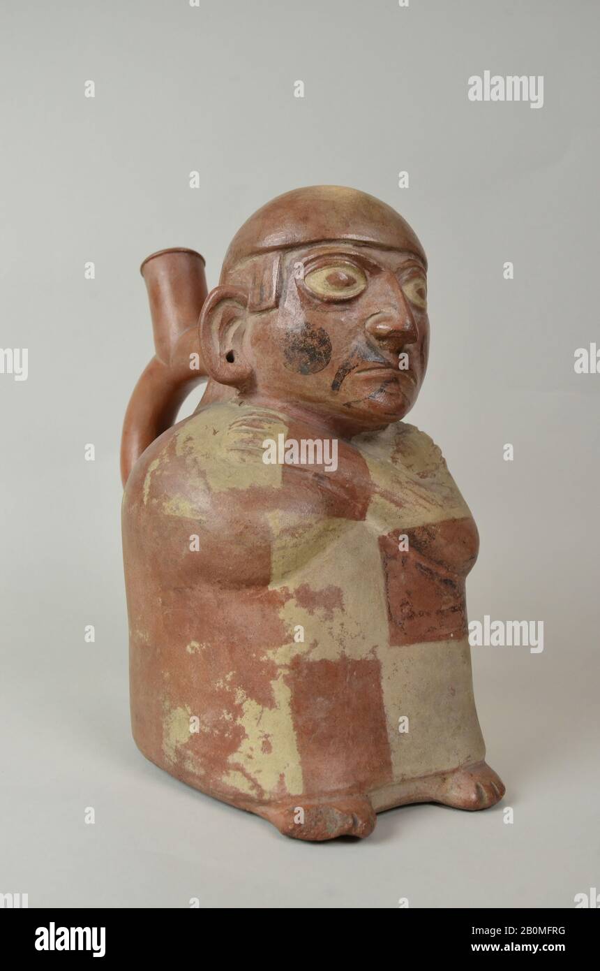 Flacone con beccuccio a staffa con Figura Seduta, Moche, 200–600 d.C., Perù, Moche, ceramica, Slip, H. 7 1/4 × W. 4 3/4 in. (18,4 × 12,1 cm), contenitori in ceramica Foto Stock