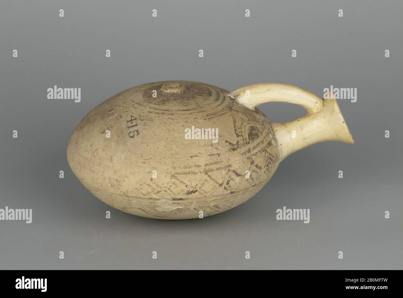 Fiasca, lentoide, cipriota, tardo cipriota IIIB, Data 1200–1050 a.C., cipriota, terracotta, 6 7/16in. (16,4 cm), Vasi Foto Stock