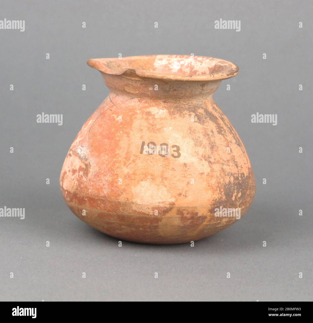 Giocoliere di terracotta con lettere incise sulla base, cipriota ?, cipriota ?, pietra, H.: 3 1/4 x 2 7/8 in. (8,3 x 7,3 cm), Iscrizioni a Cesnola Foto Stock