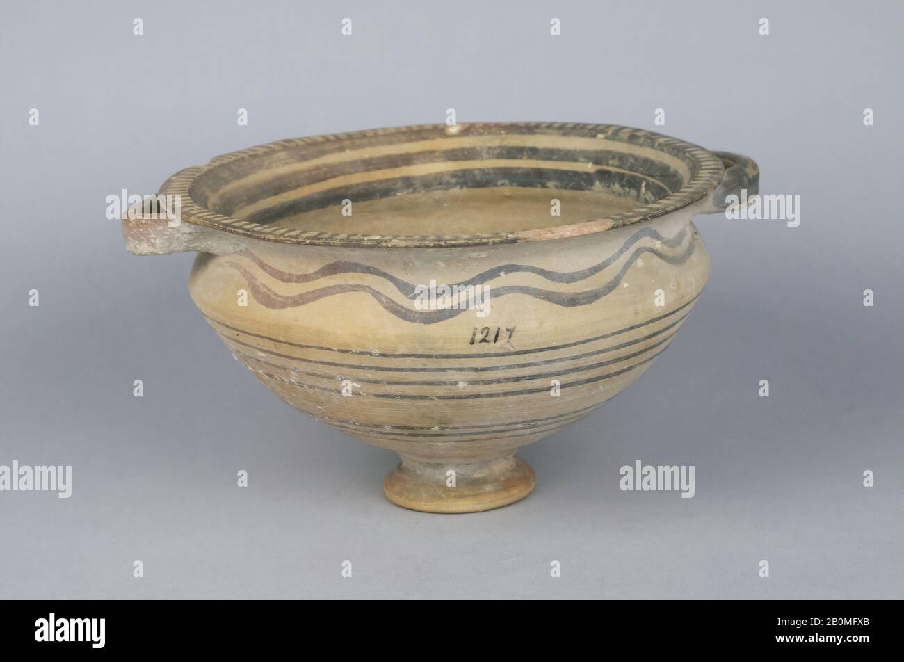 Ciotola, cipriota, tardo cipriota IIIB, Data 1200–1050 a.C., cipriota, Terracotta, 3 7/8in. (9,9cm), Altro: 6 3/4in. (17,2 cm), Vasi Foto Stock