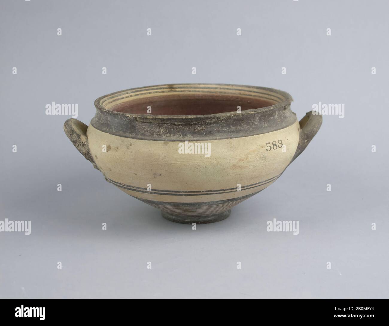 Ciotola, cipriota, Cipro-Geometrico III ?, Data 850–750 a.C., cipriota, Terracotta, 3 9/16in. (9,1cm), Altro (bocca): 5 7/8in. (14,9 cm), Vasi Foto Stock