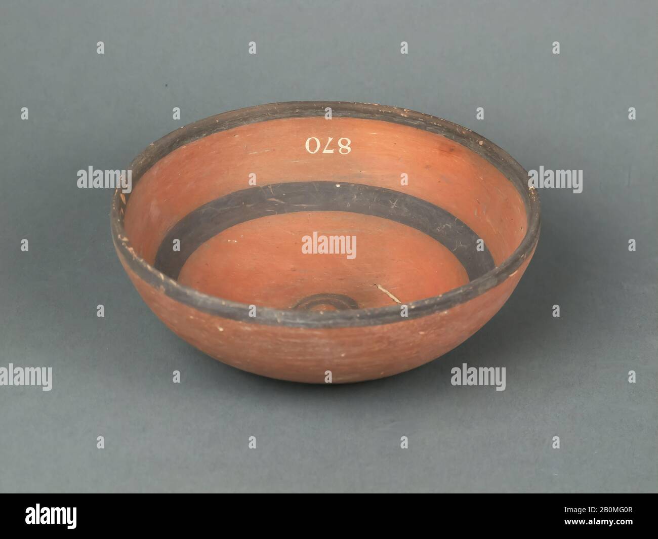 Ciotola, Cipriota, Età Del Ferro, Cultura: Cipriota, Terracotta, Altro: 1 7/8 X 5 3/8 In. (4,8 x 13,7 cm), Vasi Foto Stock Ciotola, Cipriota, Età Del Ferro, Cultura: Cipriota, Terracotta, Altro: 1 7/8 X 5 3/8 In. (4,8 x 13,7 cm), Vasi Foto Stock