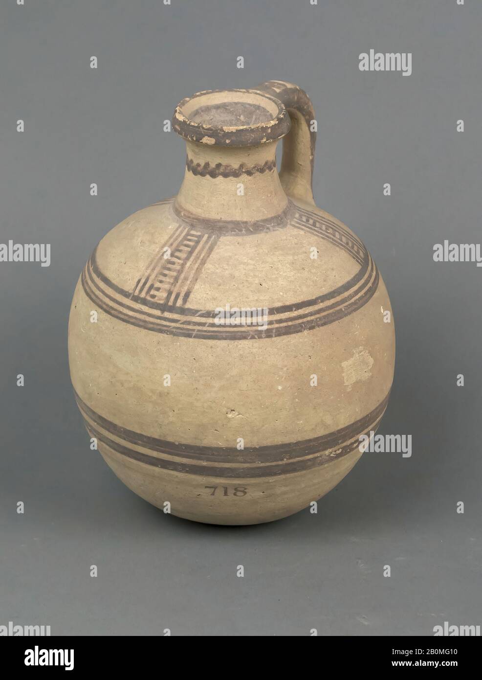 Brocca, cipriota, Ciprono-Geometrica III, Data 850–750 a.C., Ciprocipriota, Terracotta, 6 11/16in. (17cm), Vasi Foto Stock