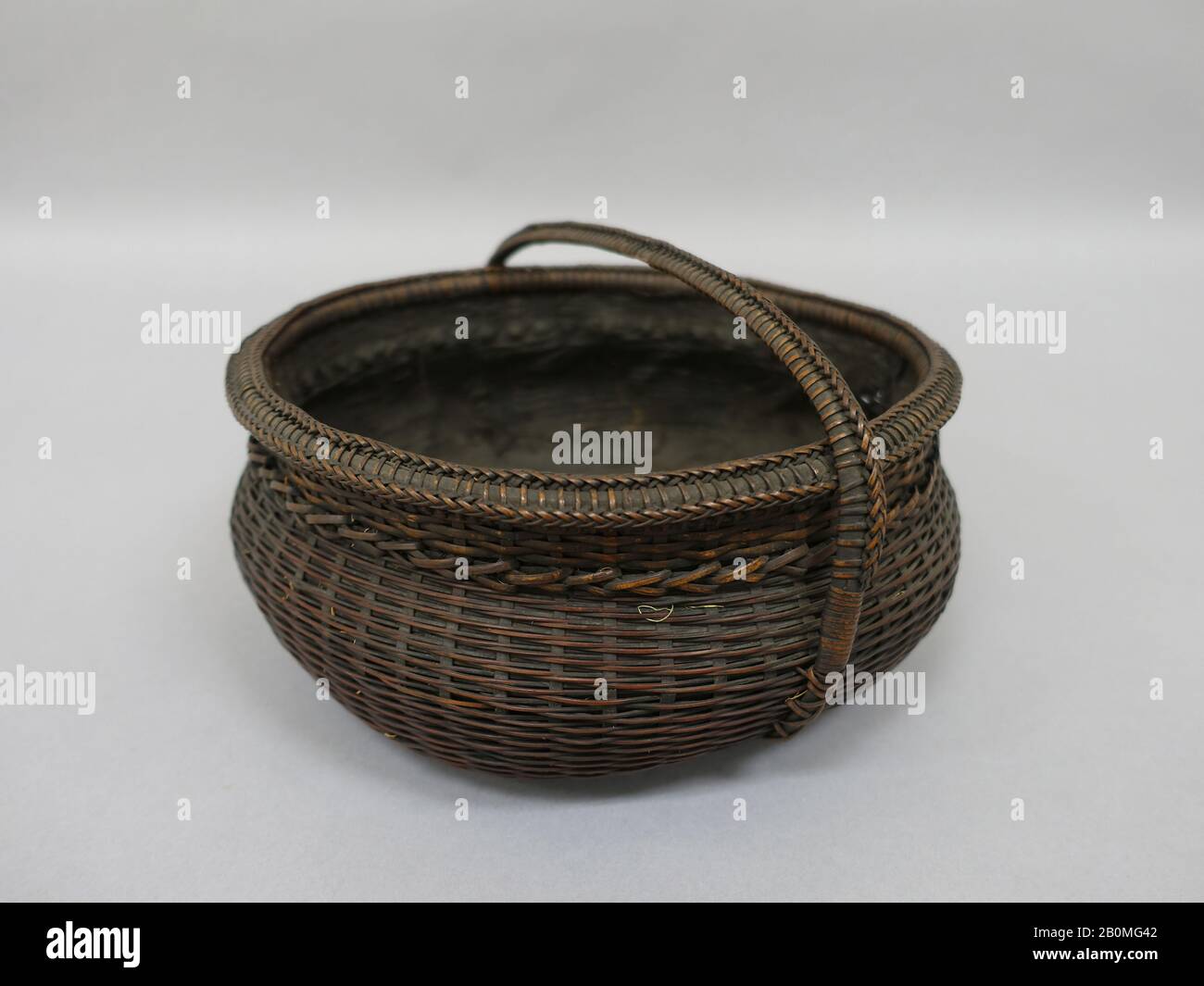 Basket, Giappone, 19th secolo, Giappone, Bamboo, H. 6 1/4 in. 15,9 cm; diam. 9 1/4 poll. (23,5 cm), Basketry Foto Stock