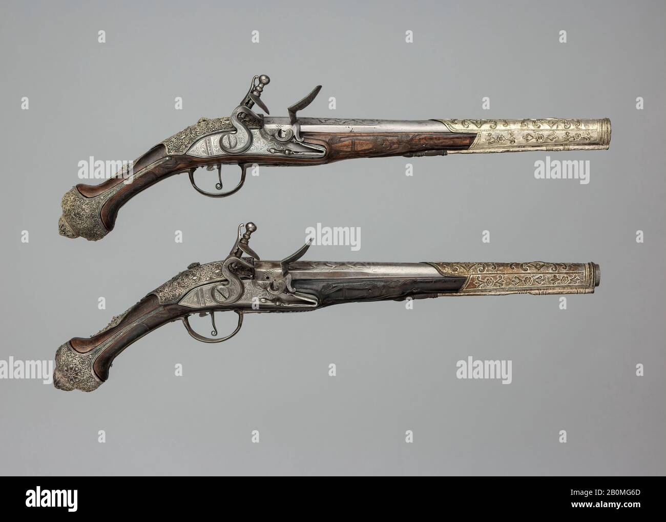 Coppia di Pistole Flintlock, Possibilmente albanese, 19th secolo, Possibilmente albanese, acciaio, argento, filo d'argento, 96.5.147; L. 19 in. (48,3 cm); L. del cilindro da 12" (30,5 cm); Cal. 0,65 poll. (16,5 mm); Peso 2 libbre 5,7 once (1068,8 g); 96,5.148; L. 19" (48,3 cm); L. del cilindro da 12" (30,5 cm); Cal. 0,67 poll. (17 mm); Peso 2 libbre 5,8 once (1071.6 G), Firearms-Pistols-Flintlock Foto Stock