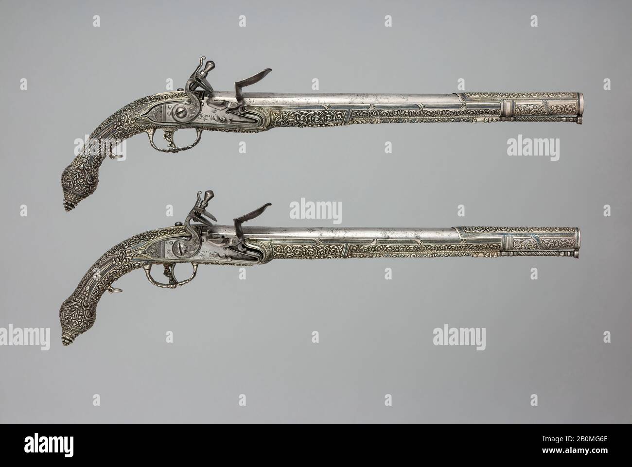 Coppia di Pistole Flintlock, Balkan; Barrel, Russian; LOCK, Italian, 18th Century, Balkan; Barrel, Russian; LOCK, Italian, Steel, Silver, 96.5.151; L. 19 3/4 in. (50,2 cm); L. del cilindro 14 3/16 in. (36 cm); Cal. 0,67 poll. (17 mm); Peso 2 libbre 13,8 once (1298,4 g); 96,5.152; L. 19 3/4 in. (50,2 cm); L. del cilindro 14 3/16 in. (36 cm); Cal. 17,3 mm; Peso 2 libbre 12,6 once (1264,4 G), Firearms-Pistols-Flintlock Foto Stock
