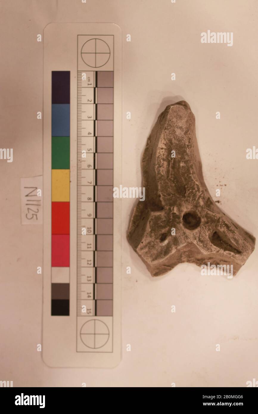 Frammento, probabilmente 8th-12th secolo, Scavato in Iran, Nishapur, Gesso; scolpito, L 11cm x W6.5 x H 2, stucco Foto Stock