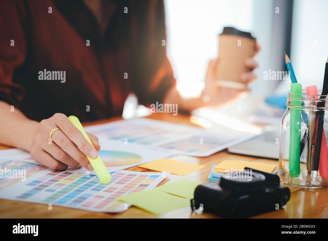 Foto artista e desginer grafico sono in funzione. Creative consente di selezionare le foto dalla fotocamera. Foto Stock