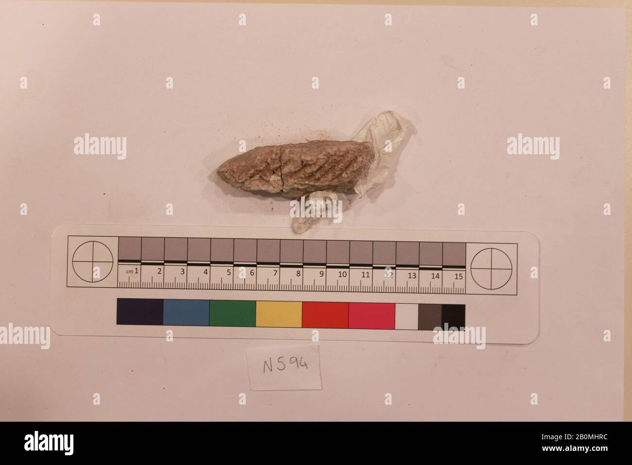 Frammento, probabilmente 8th-12th secolo, Scavato in Iran, Nishapur, stucco; scolpito, L 6.5 X L 2 x H 2.5, stucco Foto Stock