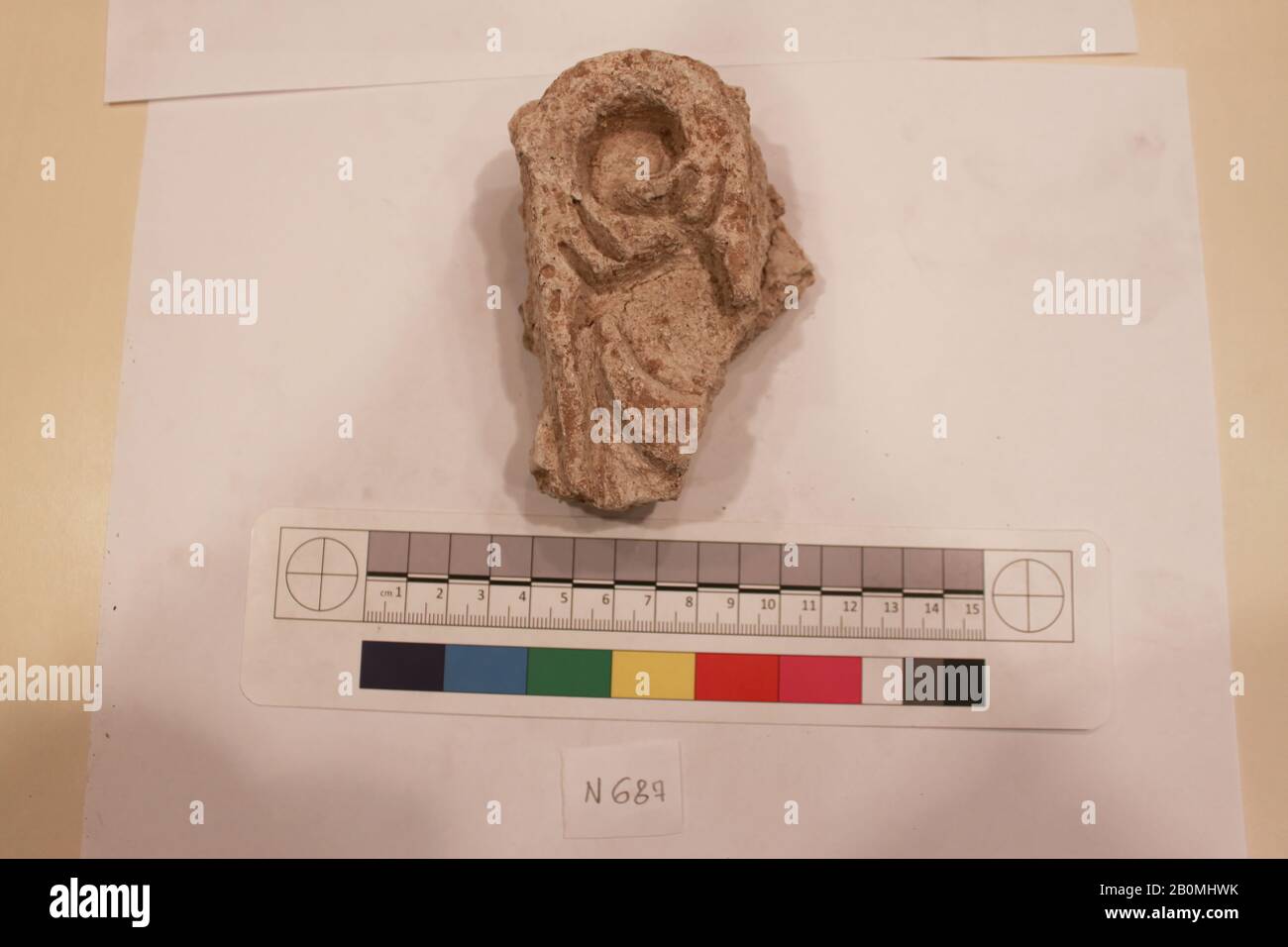 Frammento, probabilmente 8th-12th secolo, Scavato in Iran, Nishapur, stucco; scolpito; dipinto, L 10,5 cm x L 7 x a 4, stucco Foto Stock