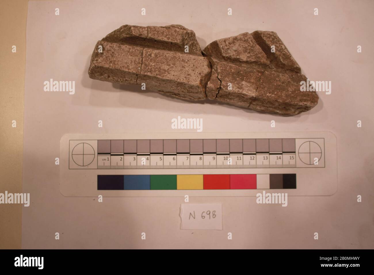 Frammento, probabilmente 8th-12th secolo, Scavato in Iran, Nishapur, stucco; scolpito, L 16,5 cm x L 6 x a 3, stucco Foto Stock