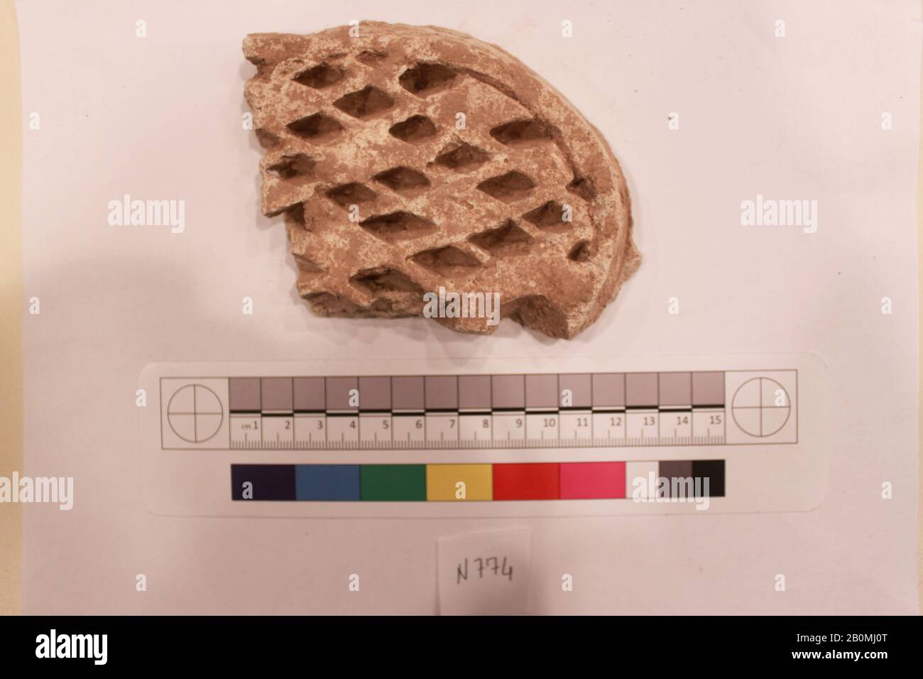 Frammento, probabilmente 8th-12th secolo, Scavato in Iran, Nishapur, stucco; scolpito, L 10,5 cm x L 9,5 x H 2, stucco Foto Stock
