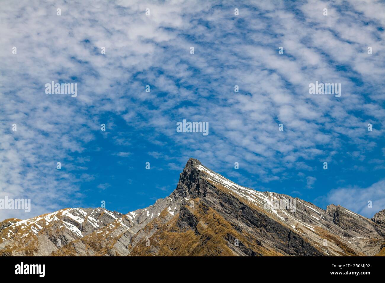 Neve e cielo paesaggio di montagna nelle Alpi meridionali della Nuova Zelanda Foto Stock
