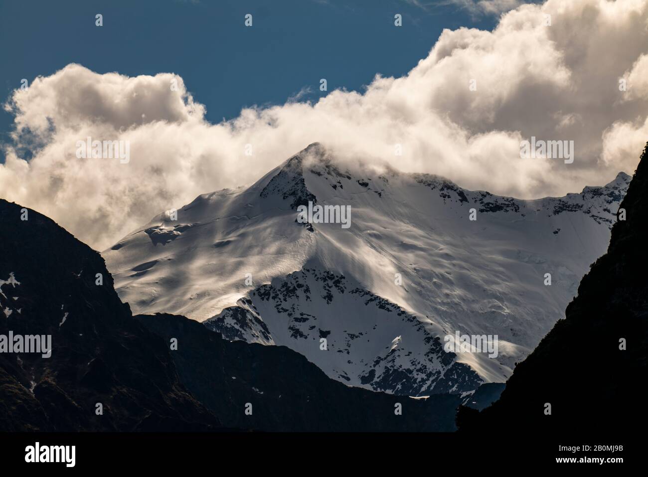 Paesaggio montano coperto di neve nelle Alpi meridionali della Nuova Zelanda Foto Stock
