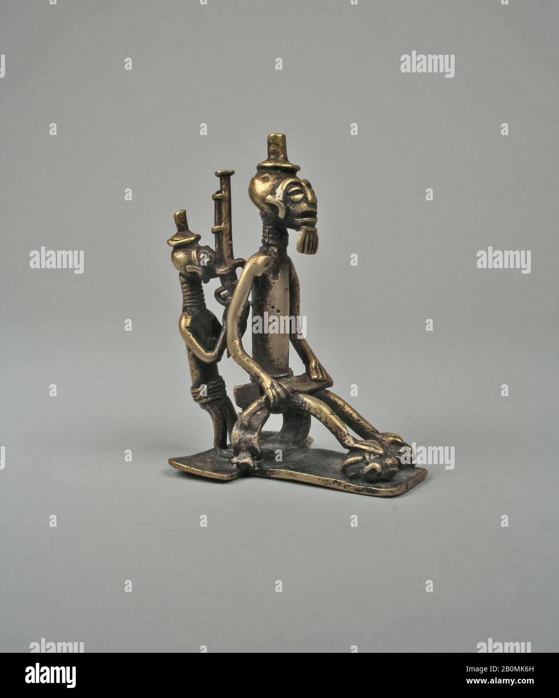 Oro Peso: Capo con Attendant, Yoruba popoli, 19th secolo, Nigeria, Yoruba popoli, Ottone, altezza 3-3/8 in., Metallo-scultura Foto Stock