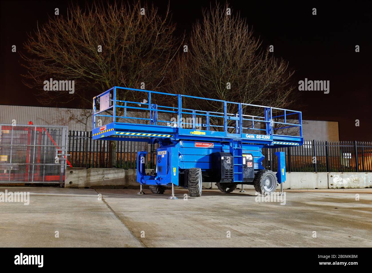 Una piattaforma di lavoro con sollevamento a forbice Genie Lift GS 4390 RT. Foto Stock