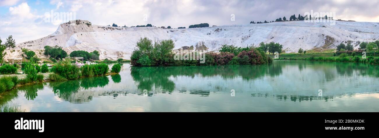 Pamukkale, Turchia – 07.15.2019. Montagna bianca e lago verde a Pamukkale. Vista panoramica dal lato del villaggio in una mattinata estiva Foto Stock