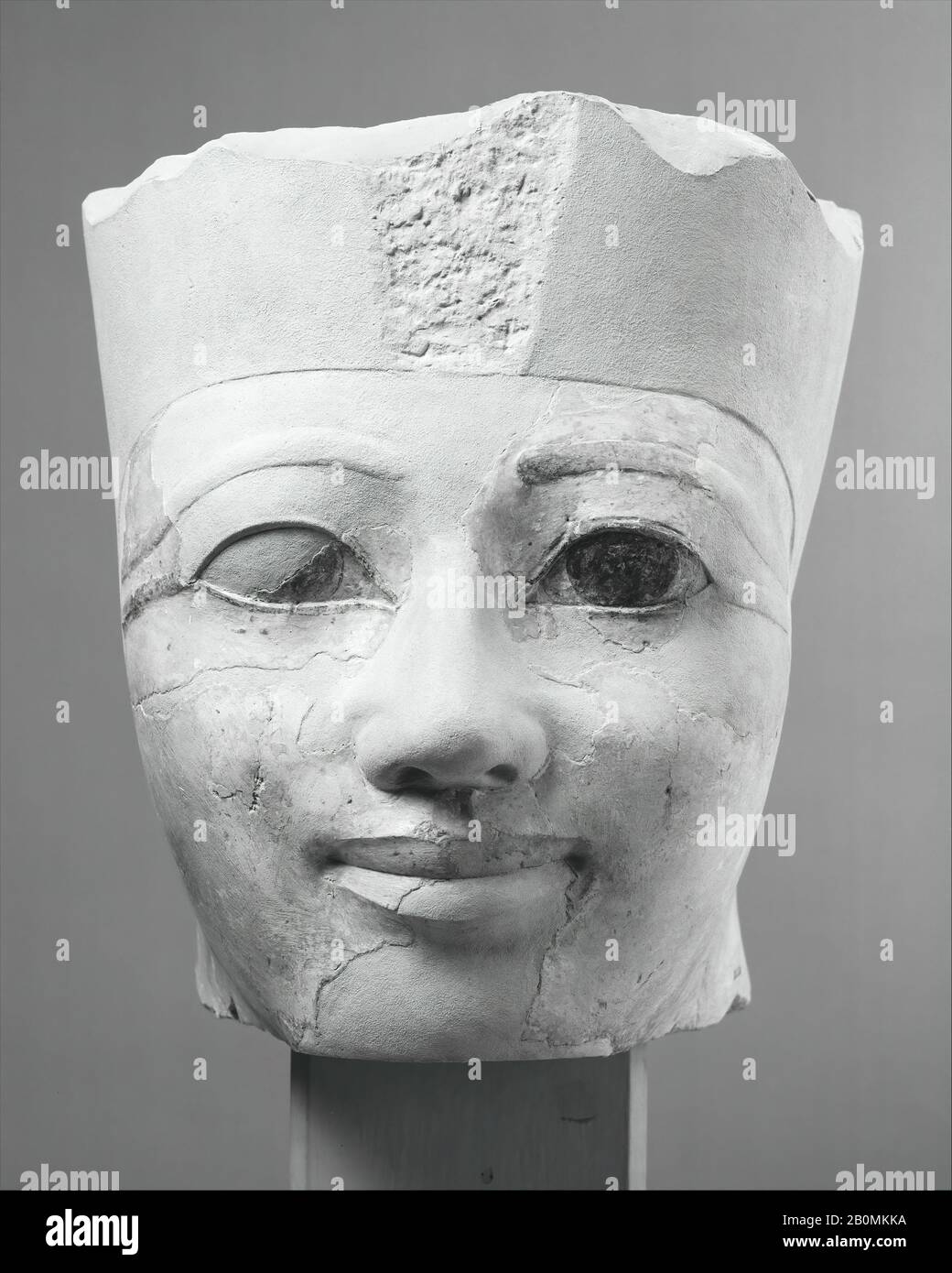 Testa di una statua di Osiride di Hatshepsut Originariamente nel Tempio Sanctuary se Corner, nuovo Regno, Dinastia 18, Regno Unito di Hatshepsut e Thutmose III, ca. 1479–1458 a.C., Dall'Egitto, dall'Alto Egitto, Tebe, Deir el-Bahri, Senenmut Quarry, in Hole, 1926–28, Calcare, vernice, 22 cm (8 11/16 in), 25,8 kg (56,8 lb Foto Stock