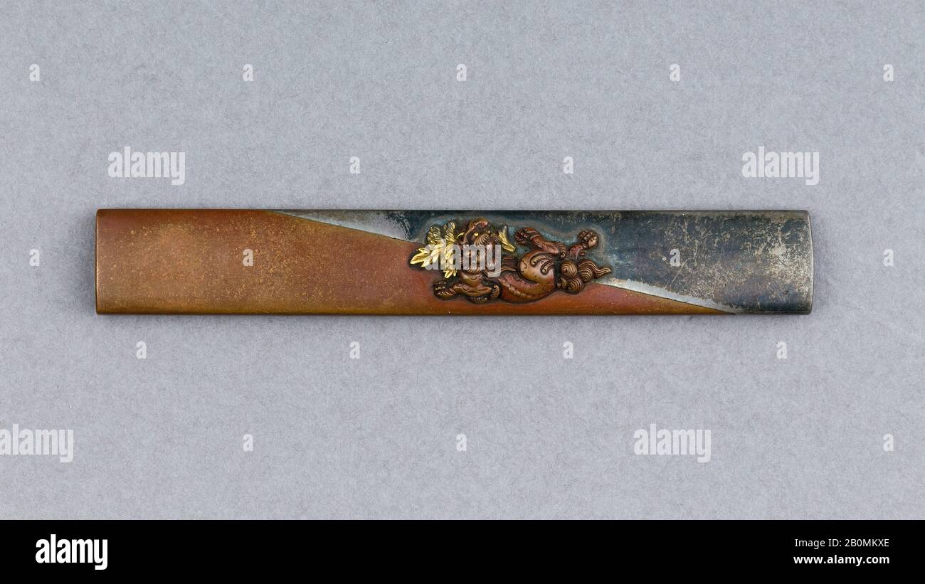 Manico Per Coltello (Kozuka), Giapponese, Ca. 1615–1868, giapponese, rame, argento, oro, L. 3 13/16 in. (9,7 cm); W. 9/16 in. (1,4 cm); spessore 5/16 in. (0,8 cm); Peso 1,3 once (36,9 G), Sword Furniture-Kozuka Foto Stock