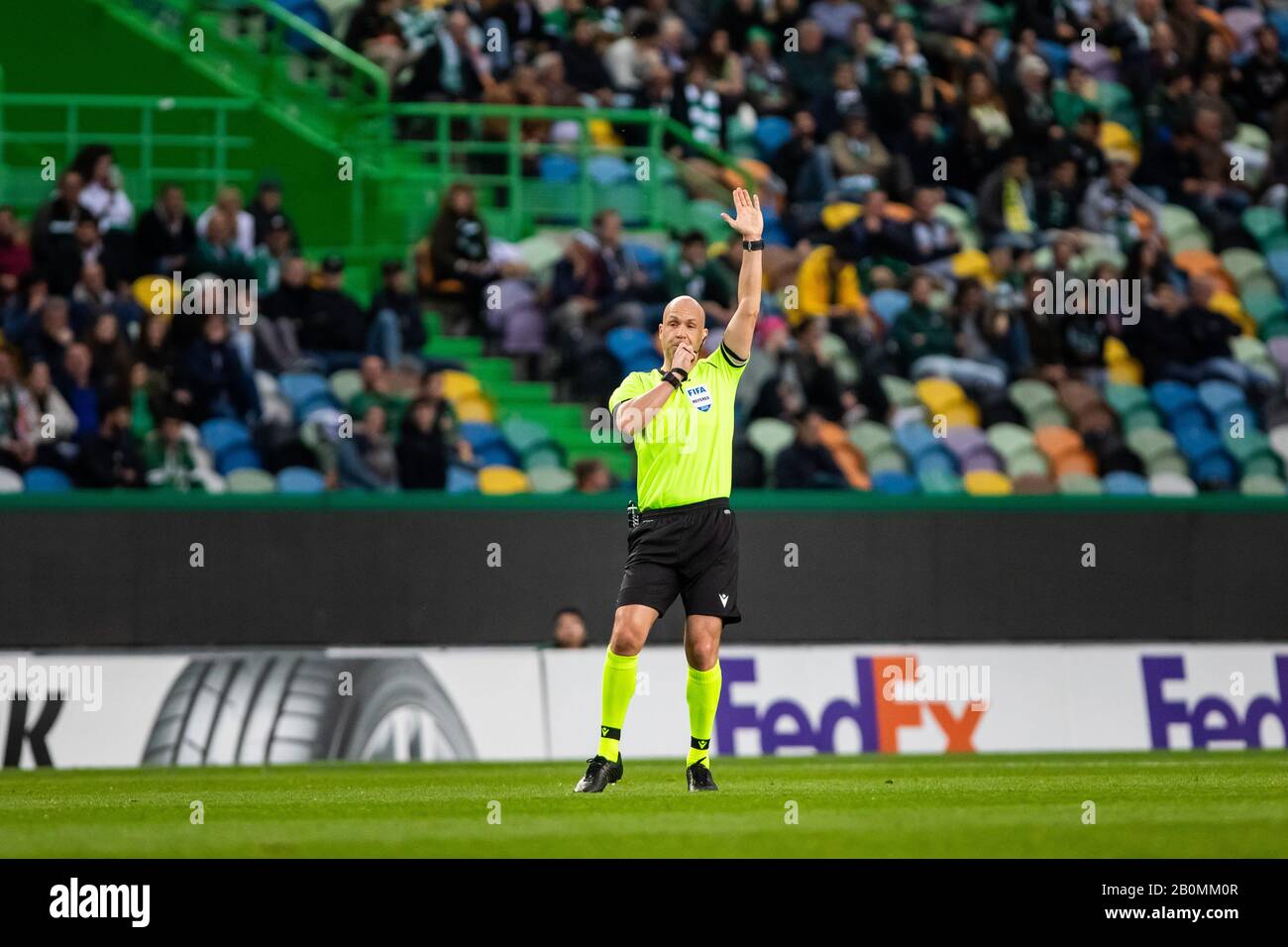 Arbitro, Anthony Taylor visto in azione durante la 1st tappa del round di 32 partite della UEFA Europa League tra lo Sporting CP e Istanbul Basaksehir allo stadio Jose Alvalade di Lisbona.(punteggio finale; Sporting CP 3:1 Istanbul Basaksehir) Foto Stock