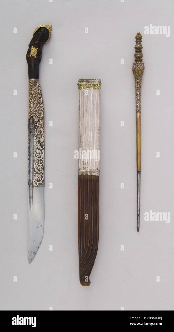 Pugnale (Piha Kaetta) con stilo e Guaina, Sri Lanka, 17th secolo, Sri Lanka, acciaio, corno, legno, ottone, Dagger (a): L. con guaina 11 1/2 in. (29,2 cm); L. senza guaina da 11" (27,9 cm); L. di lama 6 3/4 in. (17,1 cm); W. 13/16 in. (2,1 cm); D. 9/16 in. (1,4 cm); Peso 100 ml (113,4 g); Peso della guaina 1,4 once (39,7 g); spiedino (b): L. 9 1/4 in. (23,5 cm); W. 9/16 in. (1,4 cm); D. 9/16 in. (1,4 cm); Peso 2,1 once (59,5 g), pugnali Foto Stock