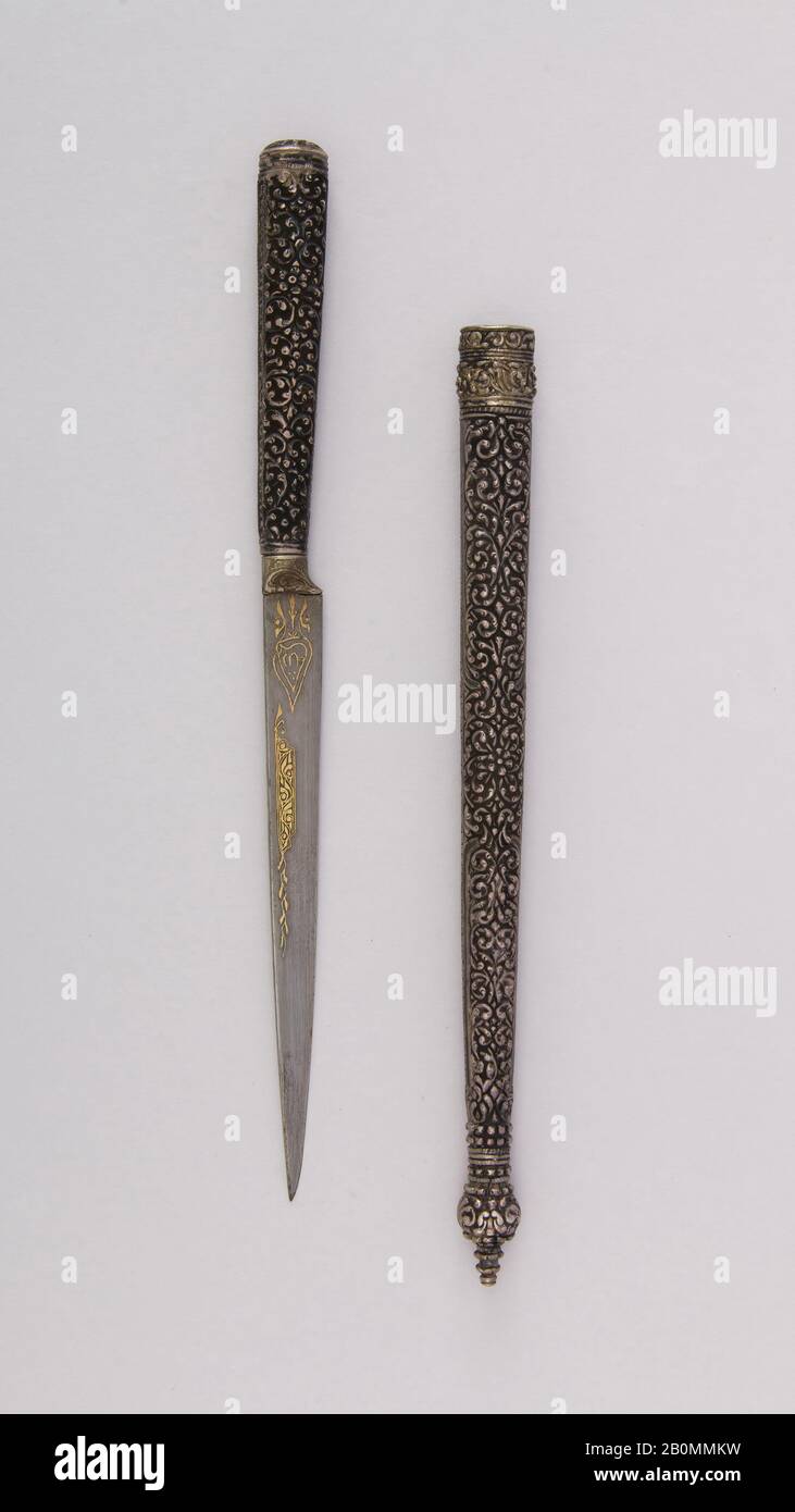 Pugnale Con Guaina, persiano, 19th secolo, persiano, acciaio, argento, oro, legno, L. con guaina 13 15/16 in. (35,4 cm); L. senza guaina 10 5/8 in. (27 cm); L. di lama 6 1/8 in. (15,6 cm); W. 11/16in. (1,7 cm); D. 11/16 in. (1,7 cm); Peso 3,1 once (87,9 g); Peso della guaina 5,3 once (150,3 g), pugnali Foto Stock