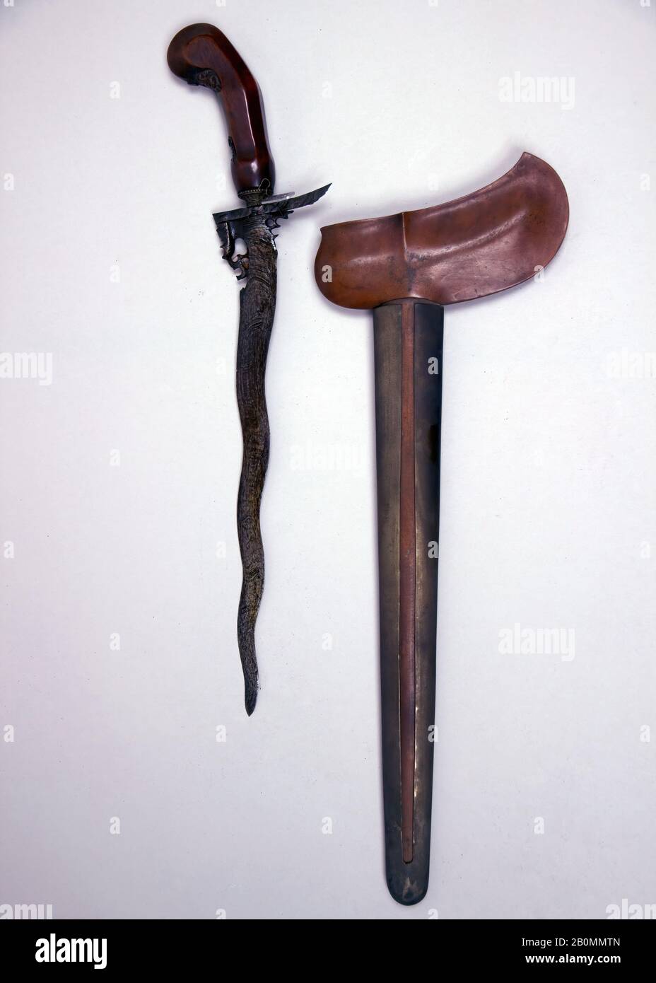 Kris con Guaina, giavanese, 16th-19th secolo, Jawa, Giavanese, Wood, L. con guaina 19 11/16 in. (50 cm); L. senza guaina 15 3/4 in. (40 cm); L. di lama 11 5/8 in. (29,5 cm); W. 3 1/4 in. (8,3 cm); Peso 4,6 once (130,4 g); Peso della guaina 10,7 once (303,3 g), Krisses Foto Stock