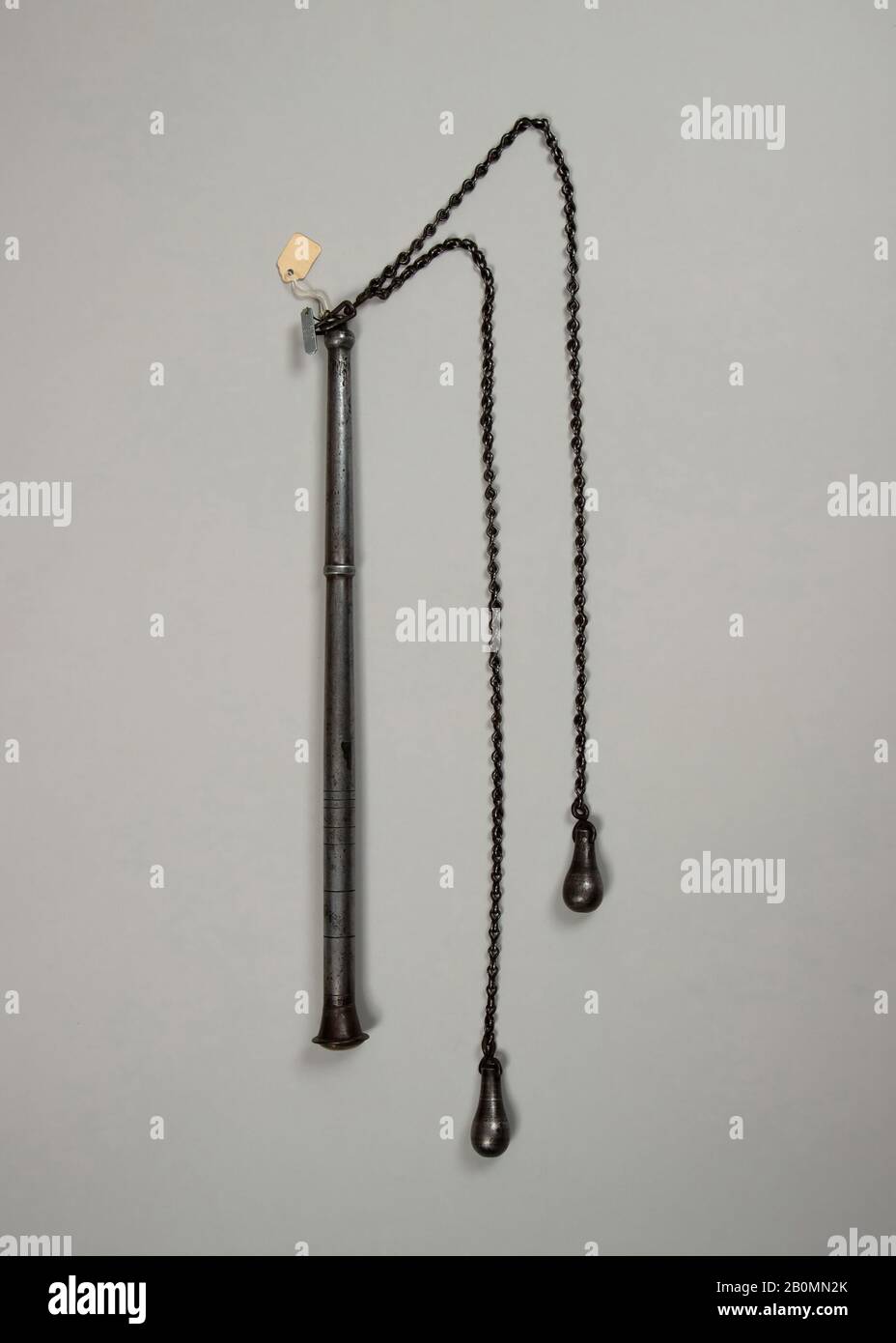 Flail, indiano, 18th secolo, indiano, ferro, ottone, H. 40 1/2 in. (102,9 cm); H. del manico da 16" (40,6 cm); W. 1" (2,5); Peso 1 lb. 15,7 once (898,7 g), varie Foto Stock