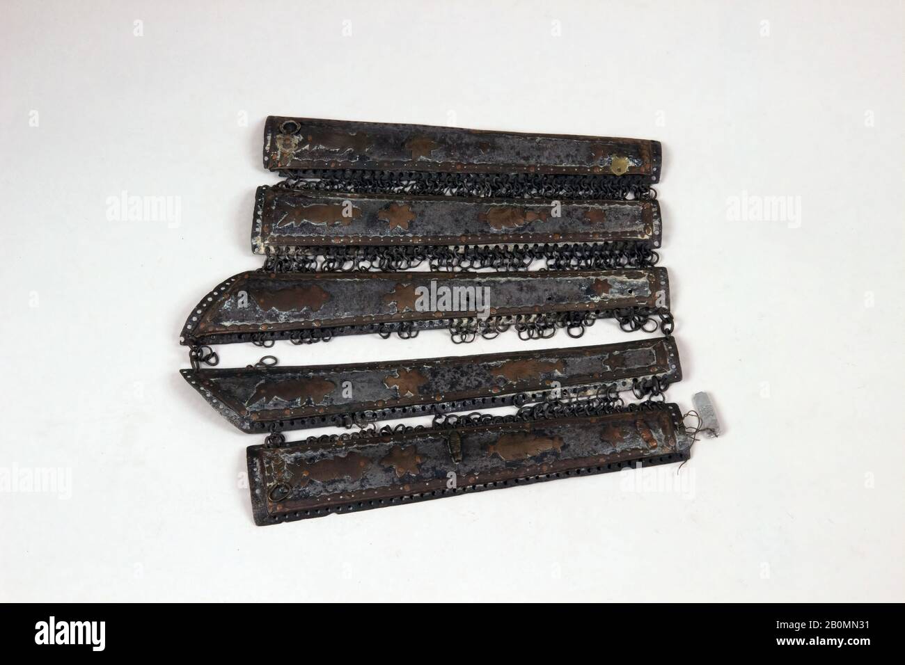ARM Guard, Indian, 18th–19th Century, Indian, acciaio, lega di rame, Laid Flat, L. 9 7/8 in. (25,1 cm); W. 9 1/2 in. (24,1 cm); Peso 13,4 once (379,9 g), Armor Parts Foto Stock