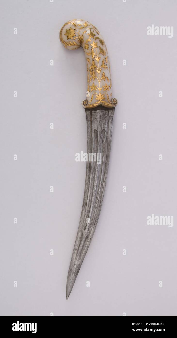 Pugnale (Khanjar), indiano, Mughal o deccan, 19th secolo, indiano, Mughal o deccan, acciaio, giada o agate, oro, H. 16 3/8 in. (41,6 cm); H. della lama 11 3/8 in. (28,9 cm); W. 3 3/8 in. (8,6 cm); Peso 1 lb. 1,7 once (501,8 g), pugnali Foto Stock