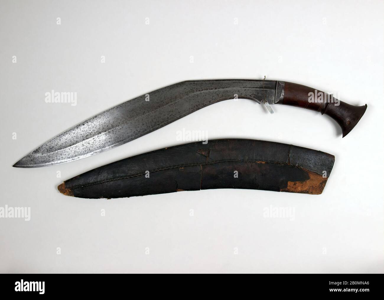 Coltello (Kukri) con Guaina, nepalese, 18th-19th secolo, nepalese, legno, H. con guaina 28 1/4 in. (71,4 cm); H. senza guaina 28" (71,1 cm); H. di lama 22" (55,9 cm); W. 3 1/2 in. (8,9 cm); Peso 3 libbre 2,8 once (1440,2 g); Peso della guaina 9,6 oz. (272,2 g), coltelli Foto Stock