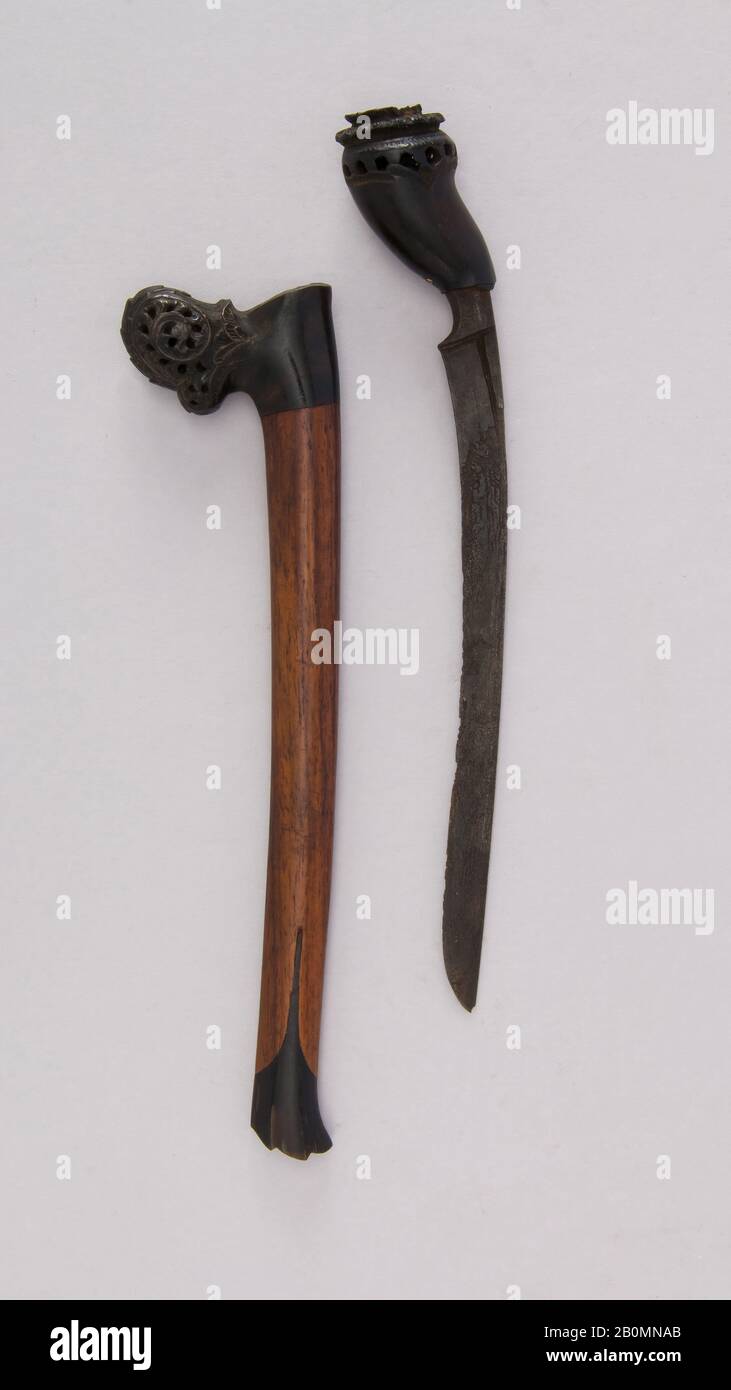 Coltello (bade-bade) con Guaina, Malayan, 18th-19th secolo, Malayan, Horn, H. con guaina 10 15/16 in. (27,8 cm); H. senza guaina 9 1/16 in. (23 cm); H. di lama 7" (17,7 cm); W. 1 3/8 in. (3,5 cm); Peso 2,4 once (68 g); Peso della guaina 1,3 oz. (36,9 g), coltelli Foto Stock