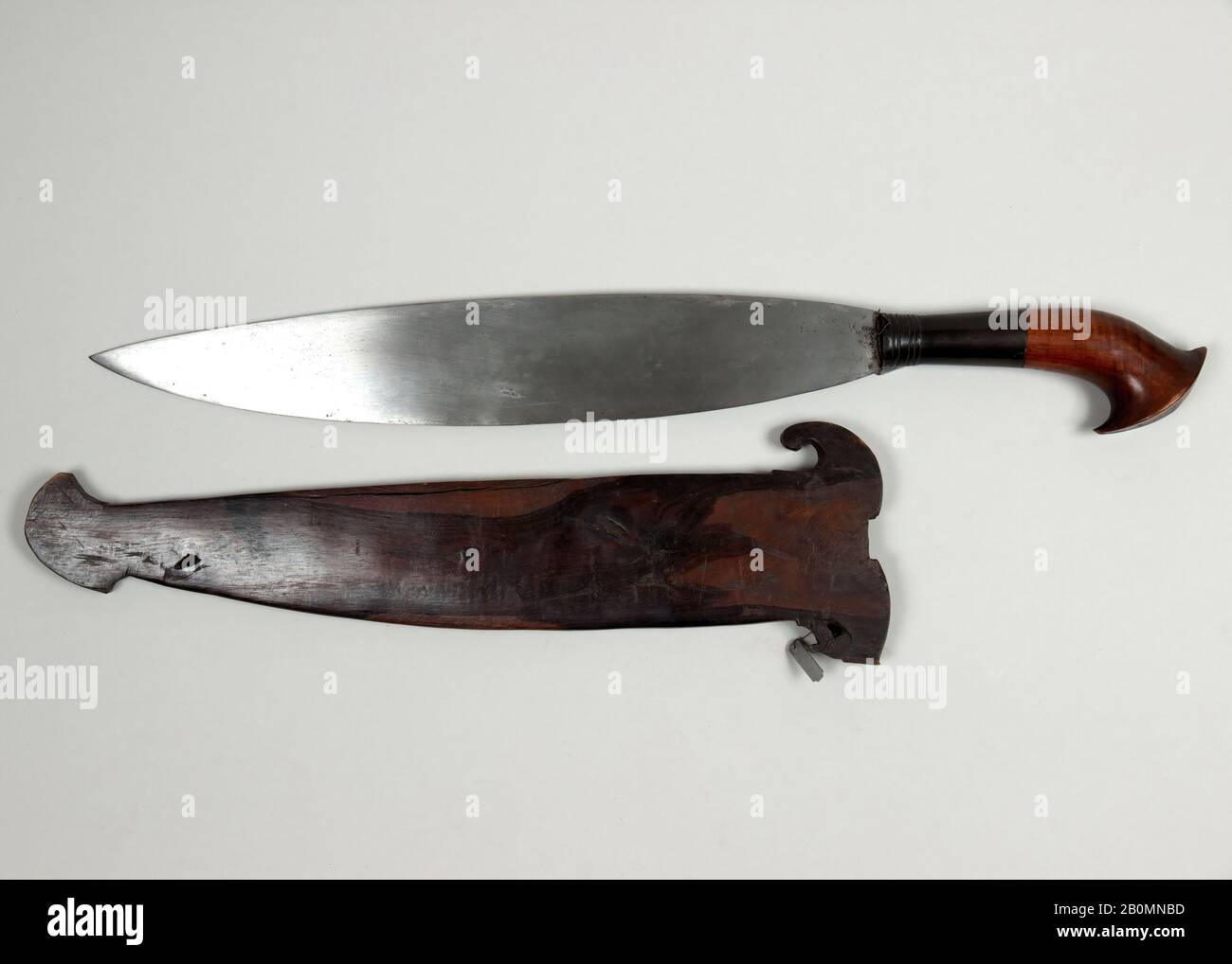 Coltello (Barong) con Guaina, filippina, 18th-19th secolo, filippina, acciaio, legno, corno, L. con guaina 23 poll. (58,4 cm); L. senza guaina 21 7/8 in. (55,6 cm); larghezza 3" (7,6 cm); Peso 1 lb. 9,3 once (717,2 g); Peso della guaina 7,5 once (212,6 g), coltelli Foto Stock