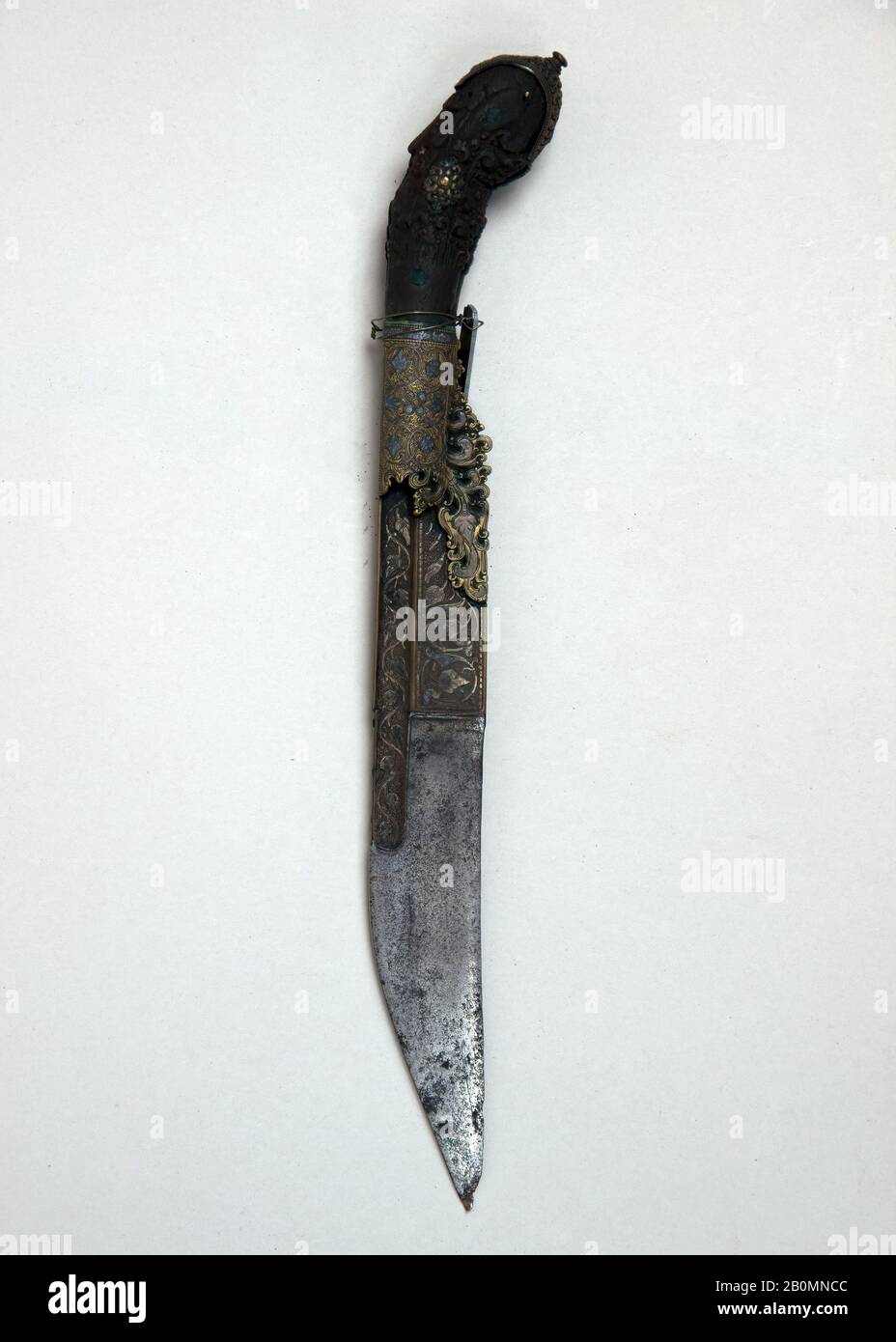 Coltello (Piha Kaetta), Sri Lanka, 18th–19th secolo, Sri Lanka, acciaio, legno, ottone, argento, L. 11 3/8 in. (28,9 cm); W. 2" (5,1 cm); Peso 9,7 once (275 g), coltelli Foto Stock