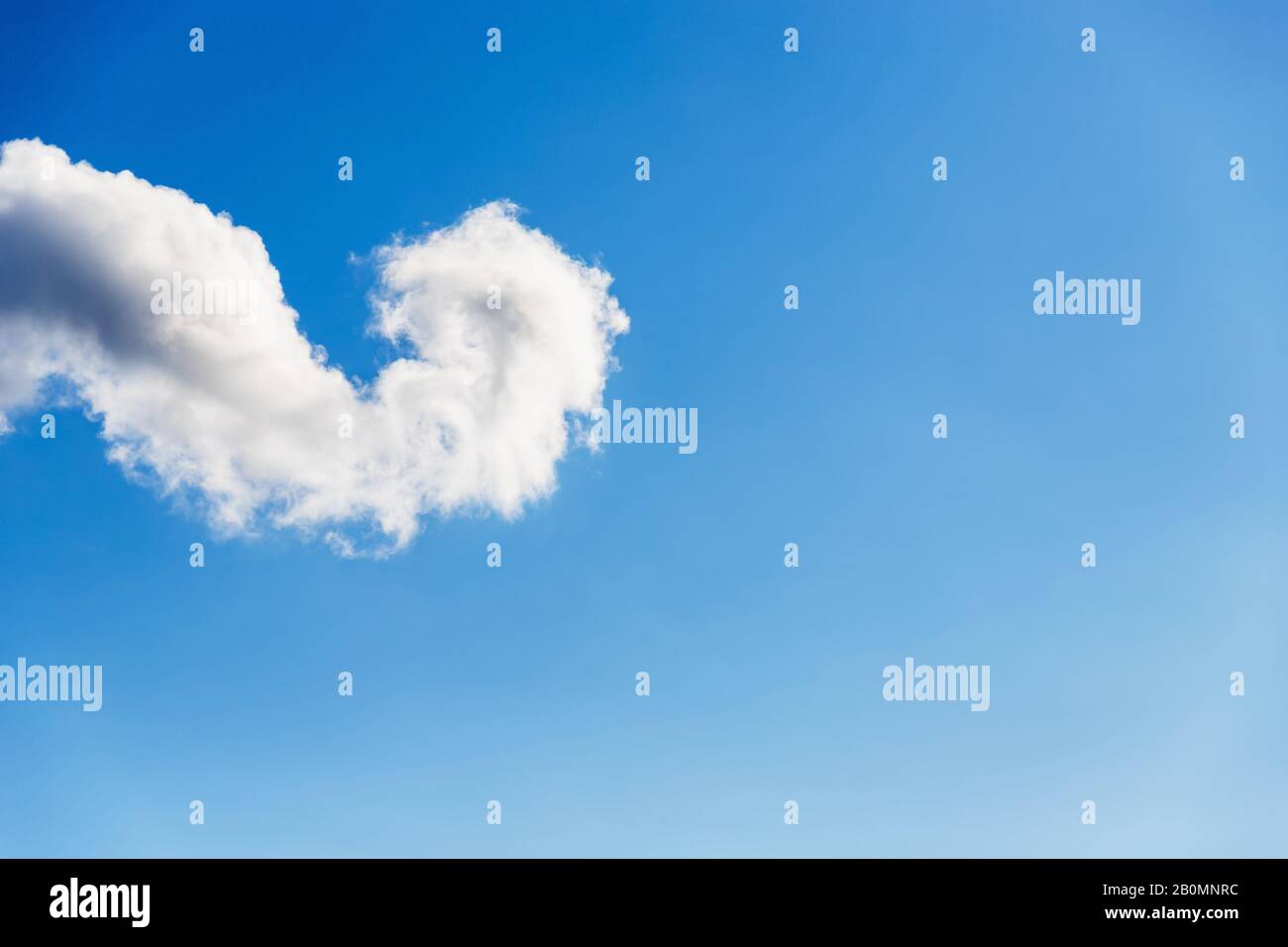 Blu gradiente cielo chiaro e grande nuvola bianca curva Foto Stock