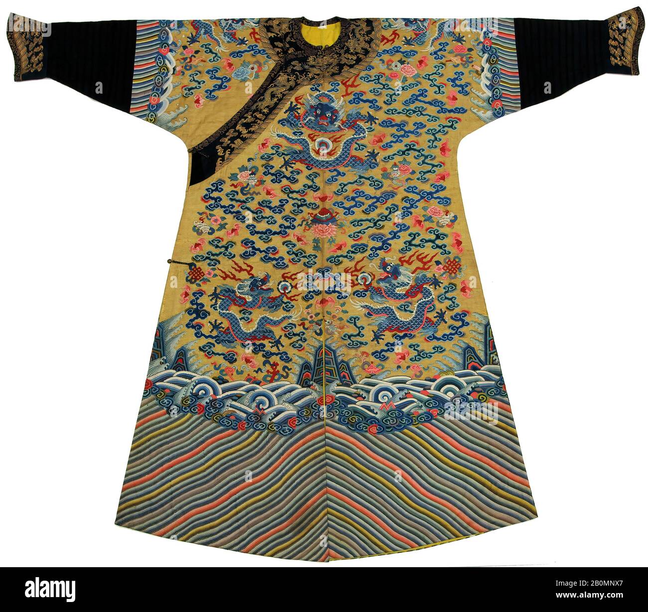 Corte Imperiale Robe, Cina, dinastia Qing (1644–1911), periodo Guangxu (1875–1908), Cultura: Cina, Seta, filo metallico, 58 x 67 1/2 in. (147,32 x 171,45 cm), Costumi-arazzi Foto Stock