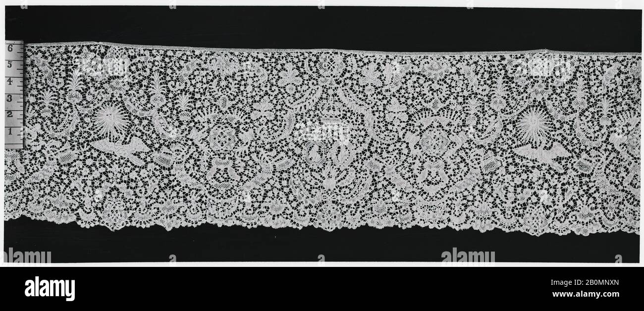 Flounce (due pezzi), fiammingo, inizio 18th secolo, fiammingo, merletto A Bobina, L. 53 x W. 12 pollici (134,6 x 30,5 cm), Textiles-Laces Foto Stock