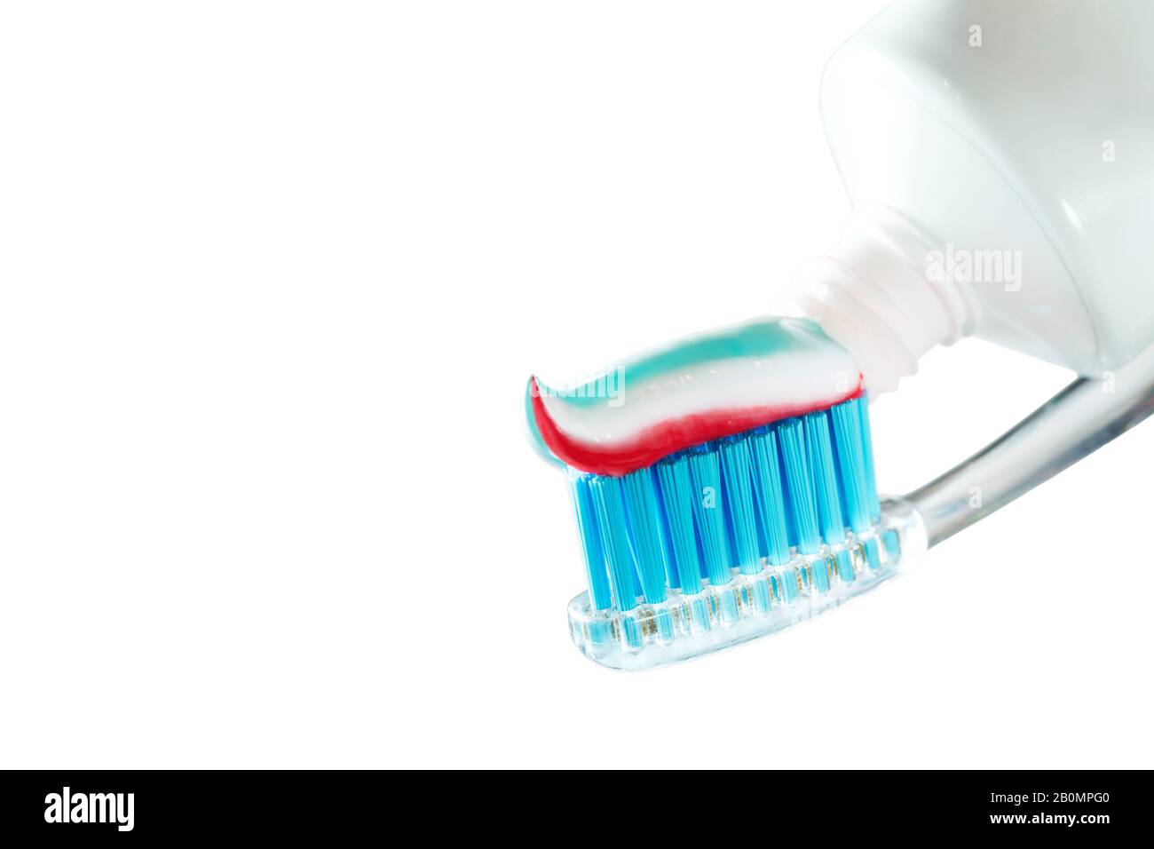 Spazzolino da denti e dentifricio su sfondo sfocato. Attenzione alla cavità orale e al capezzolo Foto Stock