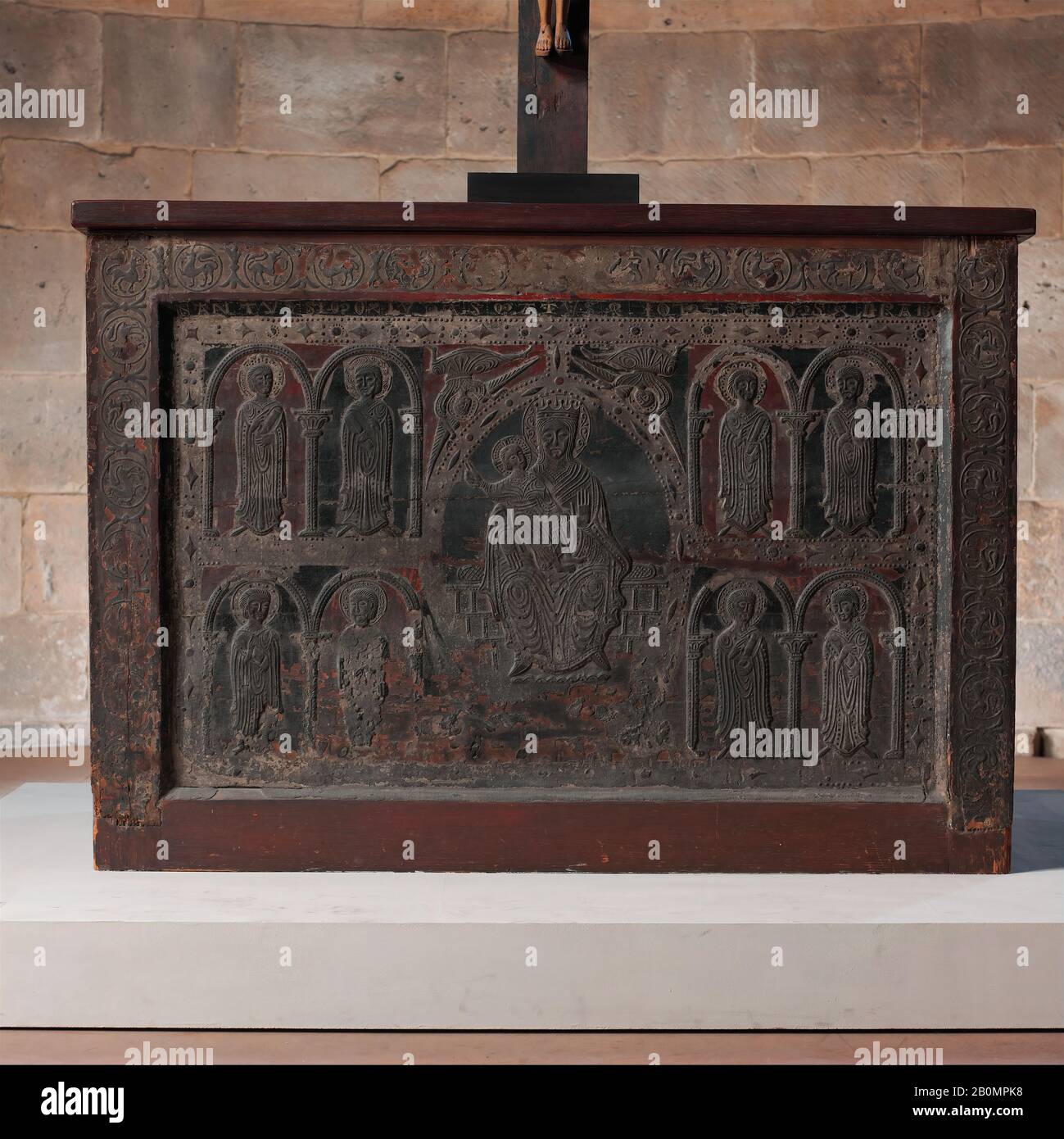 Altare Frontale, Catalano, Ca. 1225, Prodotto in Catalogna, Spagna, catalano, legno con gesso, tela, vernice, 37 3/4 x 58 x 2 3/4 in. (95,9 x 147,3 x 7 cm), scultura-legno Foto Stock