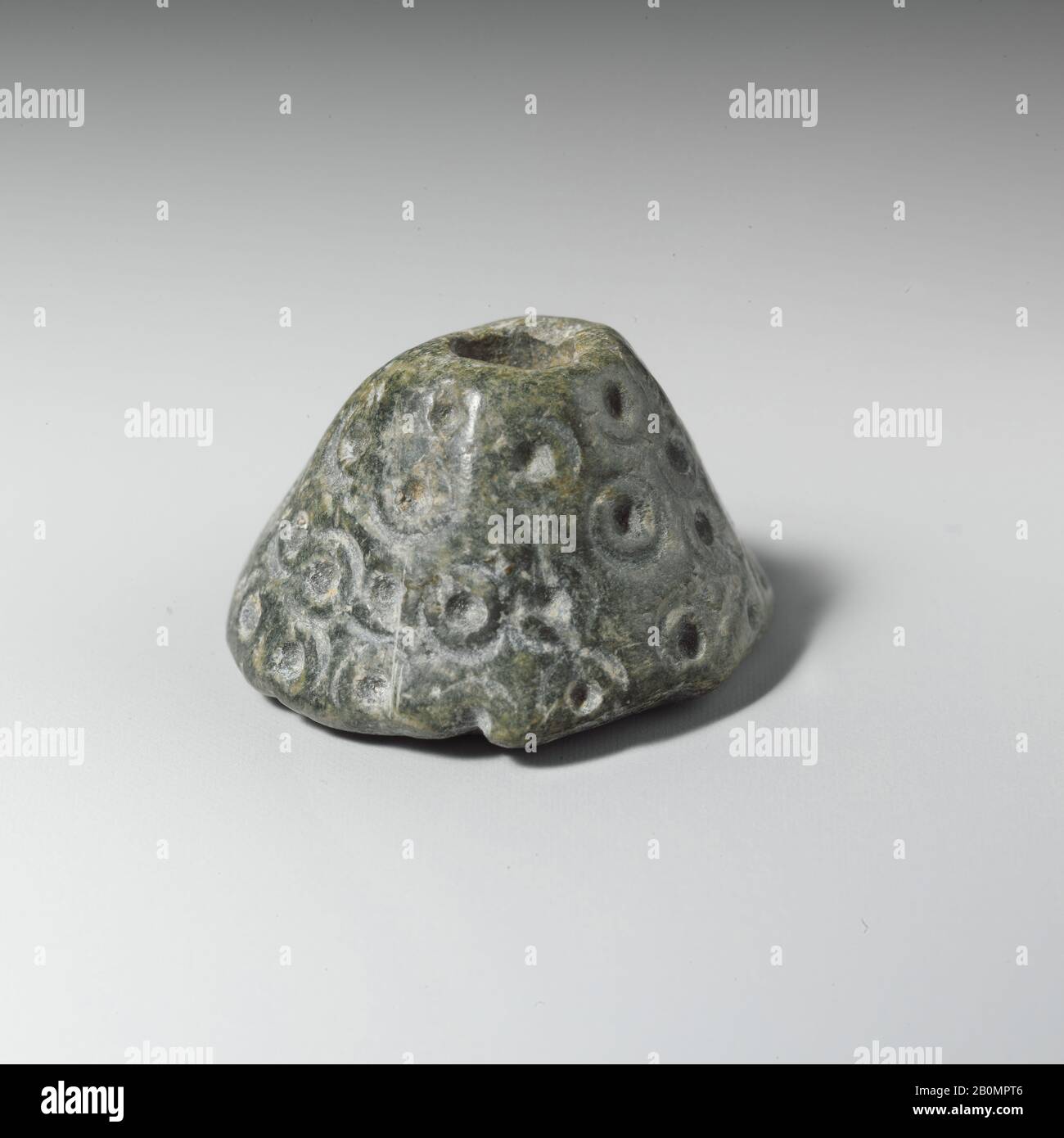 Fuso di steatite whorl, Minoan, Minoan antico III-Medio i, Data ca. 2400–1900 a.C., Minoan, steatite, Diametro 2 cm, pietra varia Foto Stock